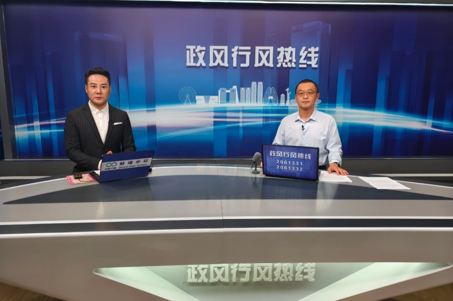 固鎮(zhèn)縣人民政府副縣長(zhǎng)鄭修林為市民答疑解惑